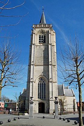 Tour carrée en façade de l'église Sainte-Gertrude.