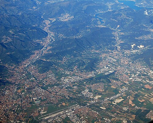 מראה מן האוויר של העיר ברגמו ונמל התעופה הבינלאומי ברגמו-אוריו אל סריו