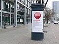 Plakat der Bezirksverordnetenversammlung Charlottenburg vor der Deutschland-Zentrale der "Scientology Kirche" in ich Charlottenburg, Otto-Suhr-Allee, Februar 2009