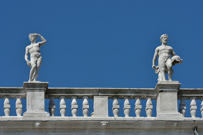 File:Biblioteca marciana Venezia statue di nudi maschili.jpg