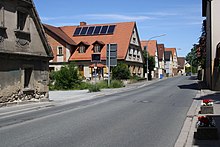 Giebelständige Häuser mit Fensterschürzen in der Bad Bernecker Straße