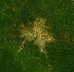 Satellietbeeld van die stad Bo
