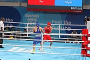 Deutsch: Boxen bei den Olympischen Jugendspielen 2018 Tag 12, 18. Oktober 2018 - Finale im Leichten Weltergewicht Jungen – Ilia Popov (Russland, rot) schlägt Talgat Shaiken (Kasachstan, blau) 4-1; Ringrichter ist James Beckles (Trinidad und Tobago). English: Boxing at the 2018 Summer Youth Olympics on 18 October 2018 – Final Light Welterweight Boys Bout - Ilia Popov (Rusia, rojo) supera a Talgat Shaiken (Kazajstán, azul) 4-1; Referee is James Beckles (Trinidad and Tobago). Español: Boxeo en los Juegos Olímpicos Juveniles de Verano de 2018 en 18 de octubre de 2018 - Chicos de peso welter ligero final: Ilia Popov (Uzbekistán, roja) le gana a Talgat Shaiken (Egipto, azul) 4-1; El árbitro es James Beckles (Trinidad y Tobago).