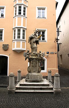 Brunnen mit Nepomuk-Statue in Sterzing