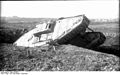 Bundesarchiv Bild 104-0961, Bei Cambrai, zerstörter englischer Panzer Mark I.jpg