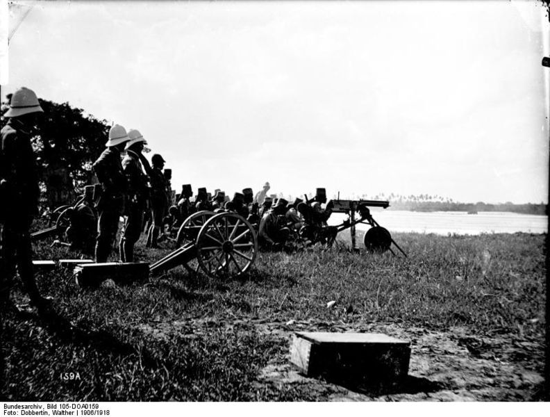File:Bundesarchiv Bild 105-DOA0159, Deutsch-Ostafrika,Askari üben am Maschinengewehr.jpg