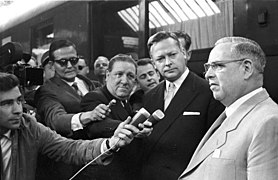 Bundesarchiv Bild 183-64094-006-Teil 2, Genf, Aussenministerkonferenz, Ankunf Dr. Bolz.jpg