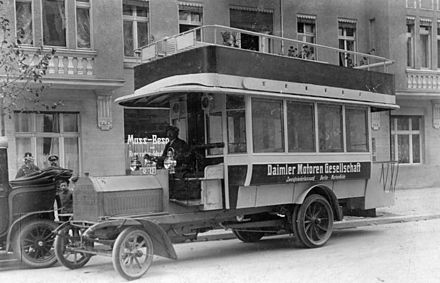 1907 год первый городской автобус. Автобус Даймлер 1907 год. Даймлер 1904 Омнибус. Первый Московский автобус 1907. Омнибус первый общественный транспорт.