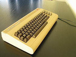 A C64 eredeti „kenyértartó” doboza, elődjéhez, a VIC-20-hoz hasonlóan