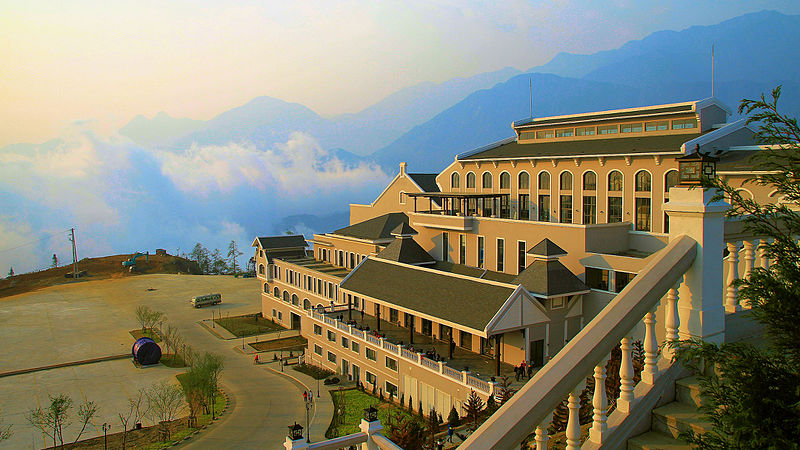 File:Cable car station going Fansipan.jpg