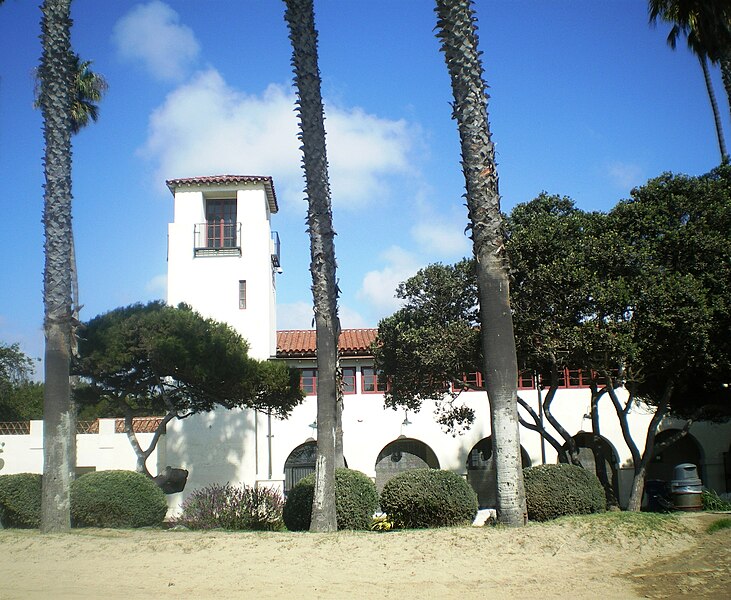 File:Cabrillo Beach Bathouse (San Pedro, CA).jpg