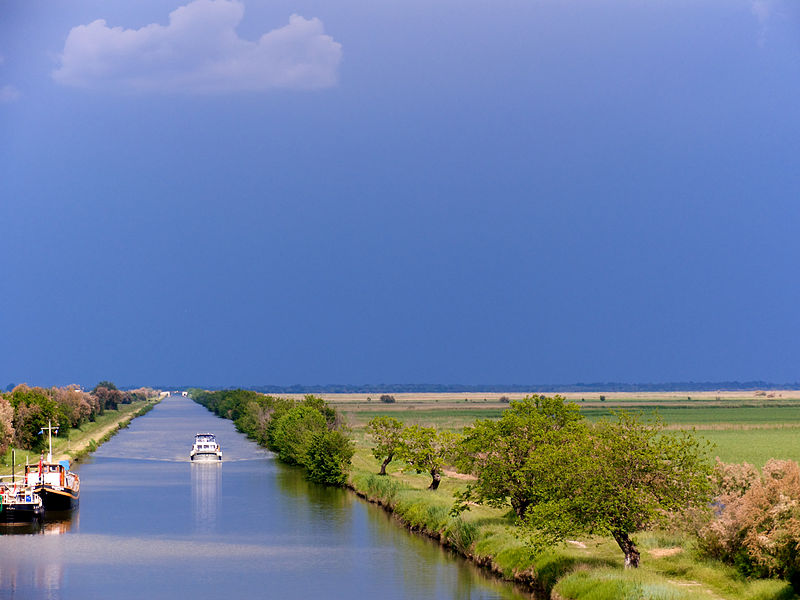 File:Camargue Canal Rhone à Sète.jpg