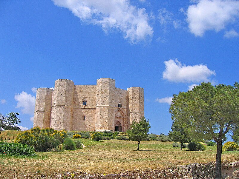 File:Castel del Monte - Apulia.JPG