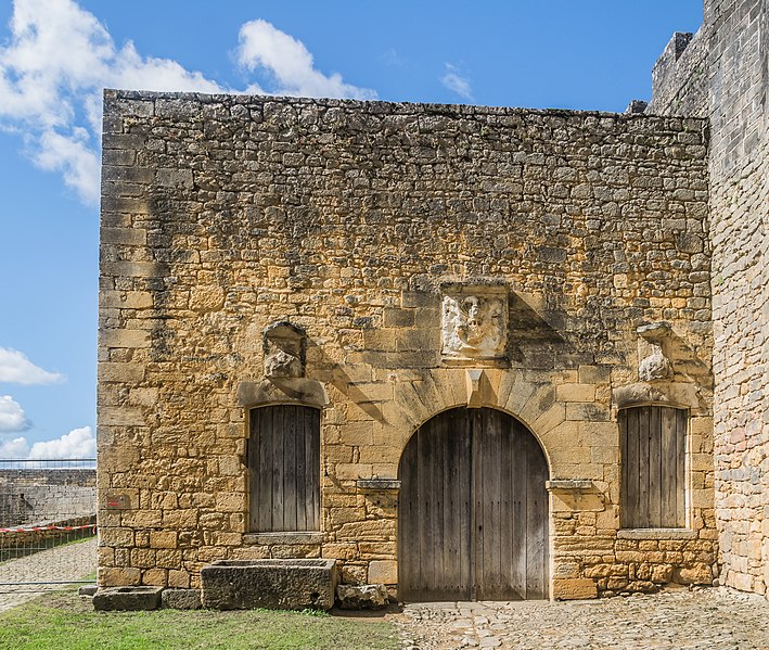 File:Castle of Beynac 04.jpg