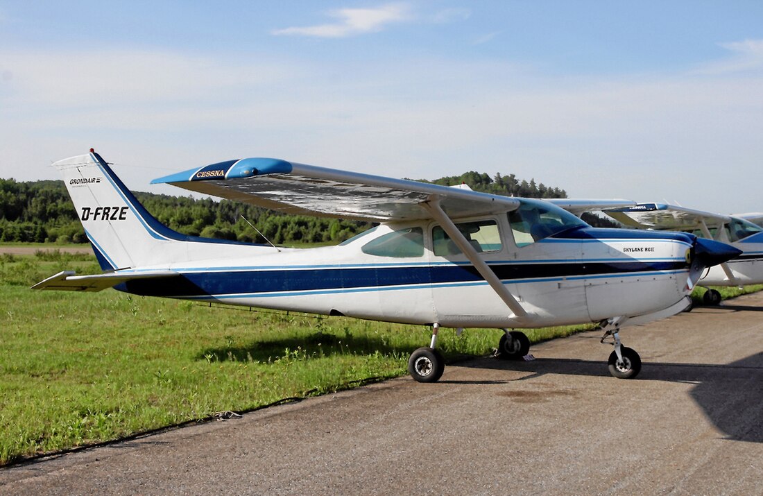 File:Cessna 182 D-FRZE (fake).jpg