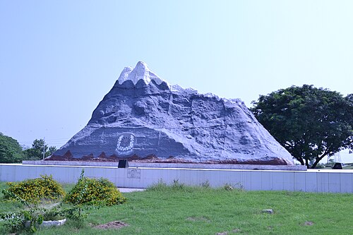 Monumental 2. Пакистан монумент днем. Хан Ахмад. Хан Ахмад памятник. Монумент Пупутан Бадунг.