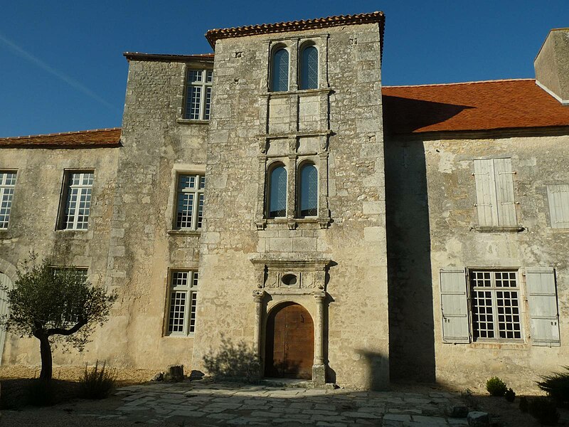 File:Charmant castle.JPG