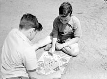Два мальчика играют в китайские шашки, Монреаль, Июль 1942 г.