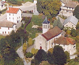 Kilise ve çevresindeki binalar