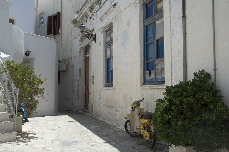 File:Chora of Tinos, old part, 090800.jpg