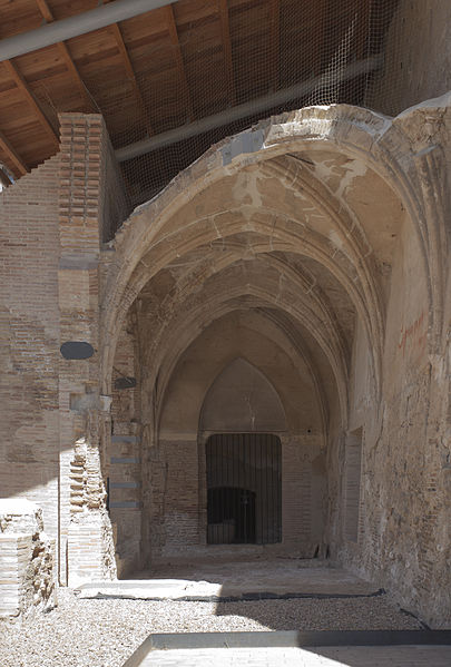 File:Claustro de la colegiata del Santo Sepulcro, Calatayud, España, 2012-08-24, DD 02.JPG