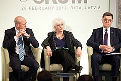 左からスウェーデンのフレドリック・ラインフェルト首相、アイスランドのヨハンナ・シグルザルドッティル首相、ブトケヴィチュース（2013年2月28日）