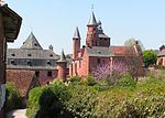 Collonges-la-Rouge Castel și biserică.JPG