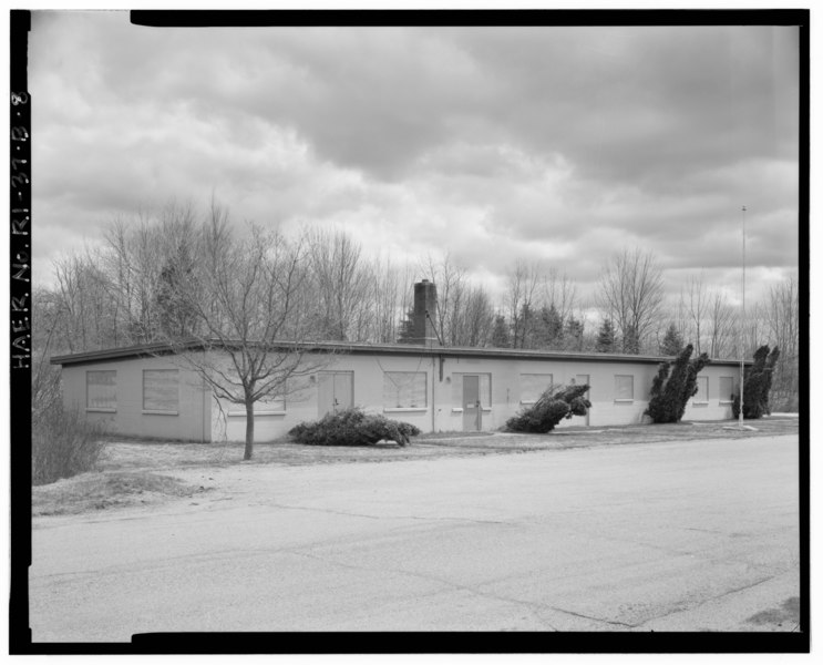 File:Control Area, Administration Building VIEW SOUTHEAST, NORTHWEST ELEVATION - NIKE Missile Battery PR-79, Control Area, Tucker Hollow Road south of State Route 101, Foster, HAER RI,4-FOST,1B-8.tif