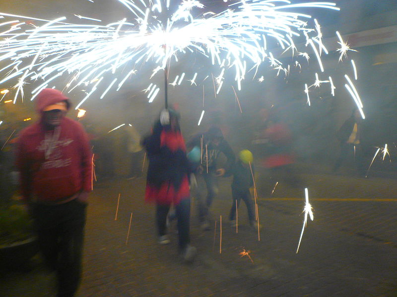 File:Correfoc infantil de la festa major de Sarrià 2013 -P1470041.jpg