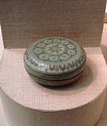 Goryeo Dynasty cosmetic box Cosmetic box, stoneware with celadon glaze, Goryeo Dynasty.jpg