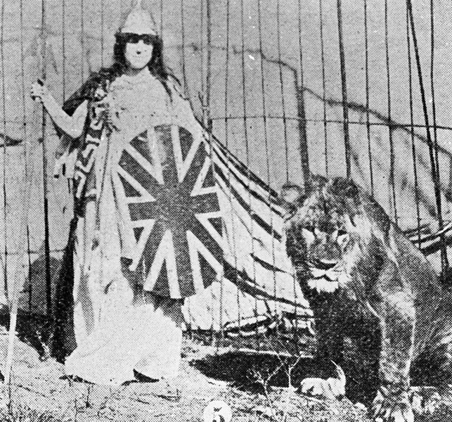 File:Costumed performer posing with a trained lion at Wirth's Circus in Brisbane 1903 (12647384393).jpg