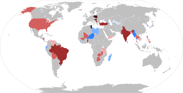 Kraje demokratyzujące się (kolor niebieski) lub autokratyzujący się (kolor czerwony) znacząco i znacząco (lata 2010–2020). Kraje zaznaczone na szaro są zasadniczo niezmienione[43].