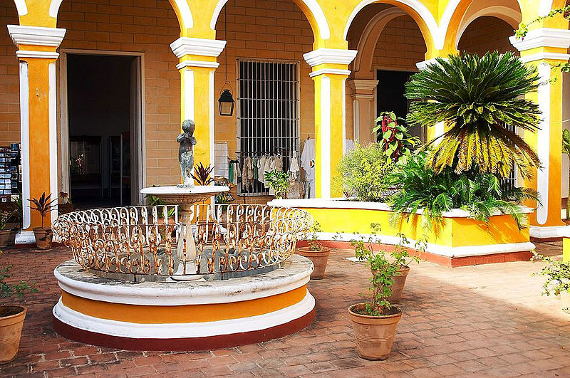 File:Courtyard of a colonial building in Trinidad.jpg