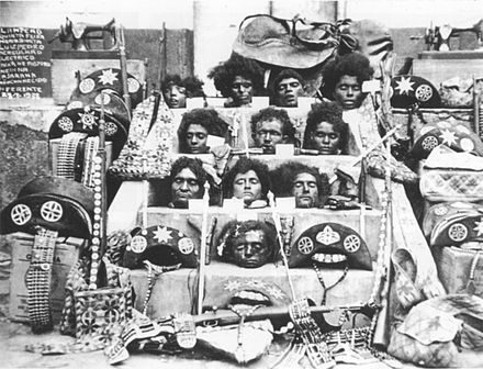 Les têtes des cangaceiro de la bande de Lampião exposées par la police.