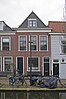 Pand met beneden- en bovenwoning, in oorsprong mogelijk 17e-eeuws of ouder, voorgevel 19e-eeuws van karakter sobere traditioneel-classicistische vormen.