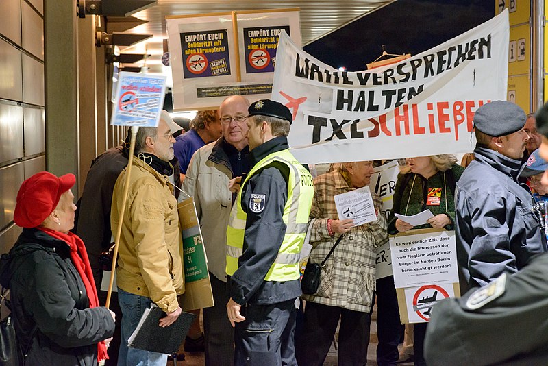 File:Demonstration für die Schließung des Flughafens Tegel, Berlin, 18.10.2013 (48996482837).jpg