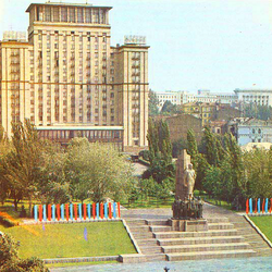 Denkmal Oktoberrevolution Kiew.png