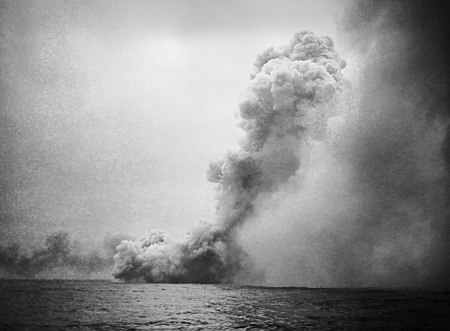 Tập_tin:Destruction_of_HMS_Queen_Mary.jpg