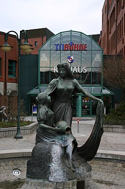 Stadshuset med staty av Regentrude.