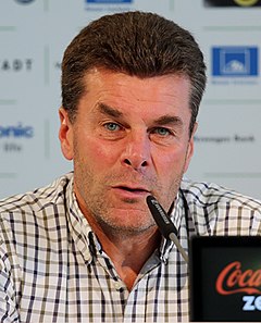 Dieter Hecking - Pressekonferenz zur Vorstellung von Luiz Gustavo 2013 (cropped).jpg