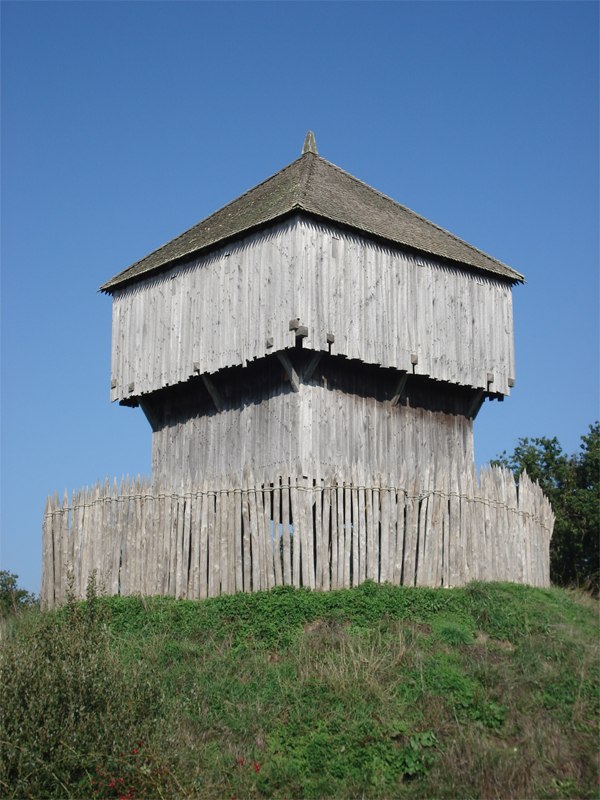 Reconstructed wooden keep at Saint-Sylvain-d'Anjou