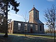 Kirche Bartschendorf aus roten Ziegelsteinen mit einem massiven Turm, an den sich links das Kirchenschiff anschließt, das Wände mit Fenstern, aber kein Dach mehr hat.