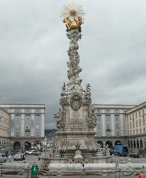 File:Dreifaltigkeitssäule in Linz.jpg