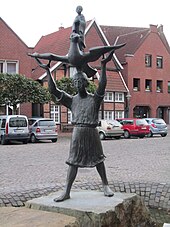 Bronzeskulptur mit Walbraht und dem Heiligen Alexander beim Überqueren der Wersefurt in Drensteinfurt