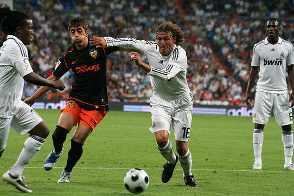 Heinze playing with Real Madrid against Valencia in 2009