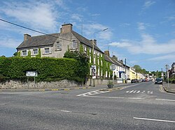 Drogheda Street in Collon mit dem Foster House, Stammsitz der Barone Oriel, of Collon (2009)