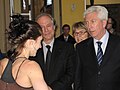 Duceppe et deux de ses candidats discutent avec une étudiante de l'École de cirque de Québec