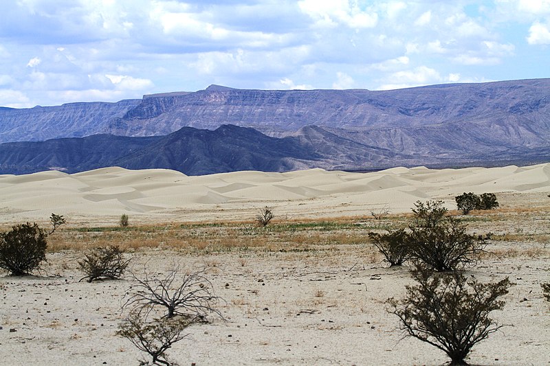 File:Dunas y sierra - panoramio.jpg