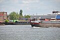Nederlands: De BETSY T komt de Lek af en gaat de Nieuwe Maas af bij de splitsing met de Lek