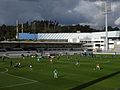 Foto van het stadion vanuit de hoek, tijdens een wedstrijd.